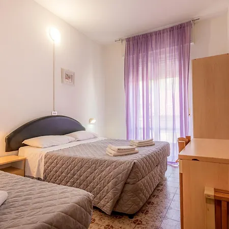 斯特拉迪奥特酒店 3*