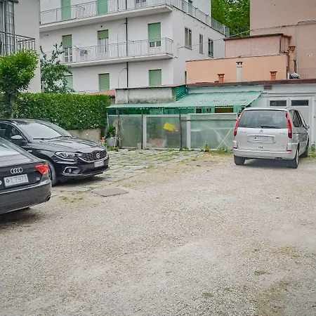 斯特拉迪奥特酒店 3*